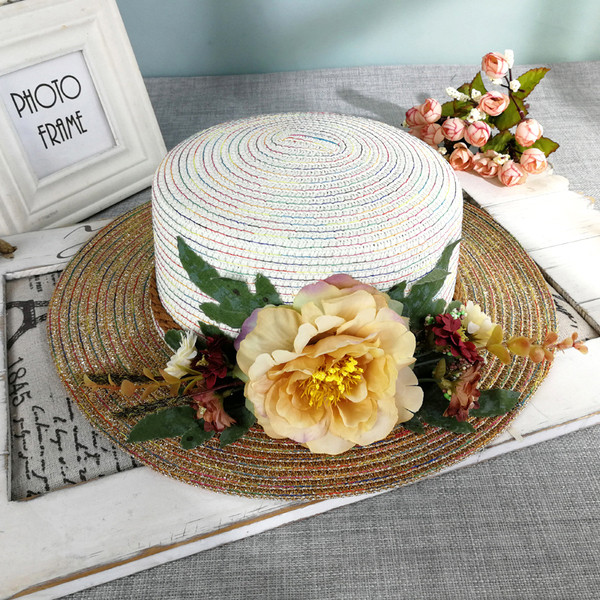 Stílusos női sapka virágos díszítéssel, különböző színekben