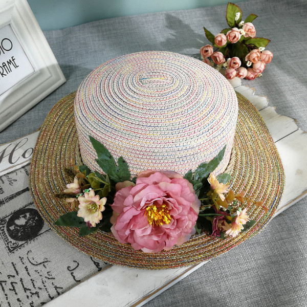 Stílusos női sapka virágos díszítéssel, különböző színekben