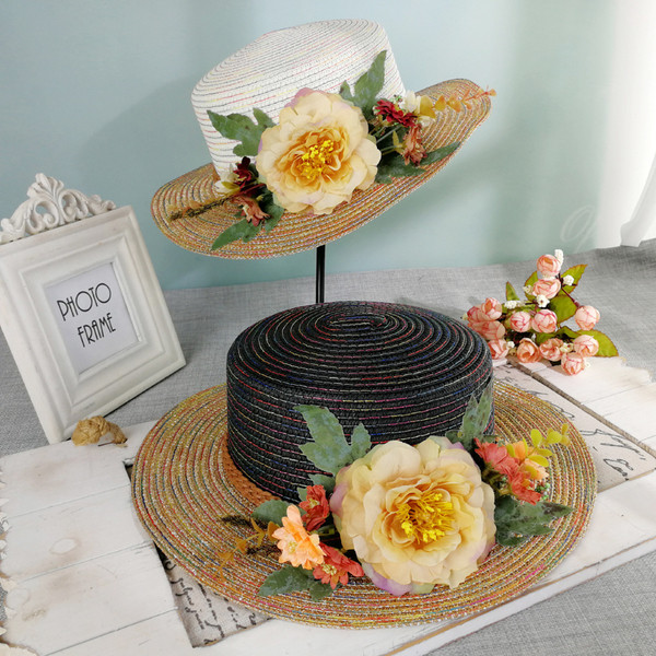 Stílusos női sapka virágos díszítéssel, különböző színekben