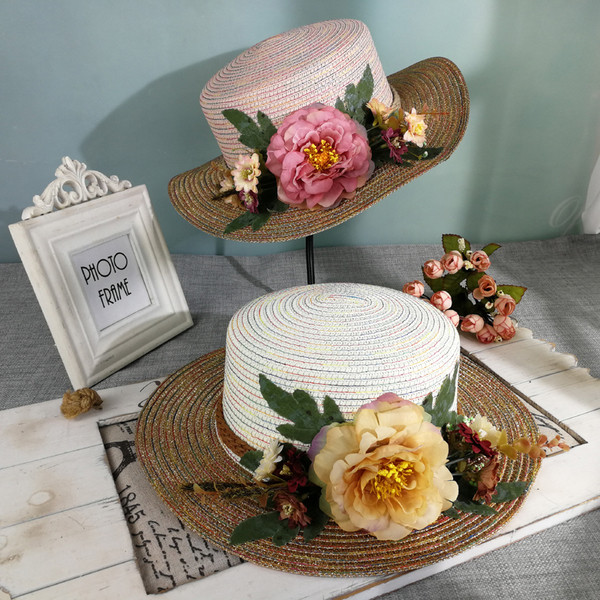 Stílusos női sapka virágos díszítéssel, különböző színekben