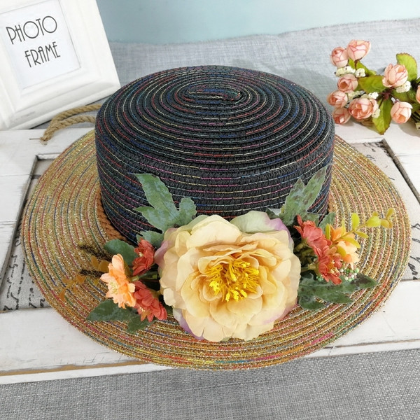 Stílusos női sapka virágos díszítéssel, különböző színekben