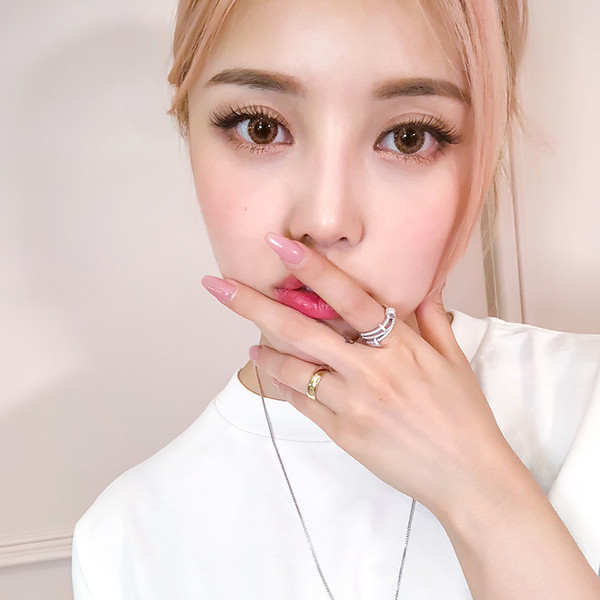 Elegáns női gyűrű kövekkel ezüst színben