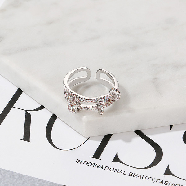 Elegáns női gyűrű kövekkel ezüst színben