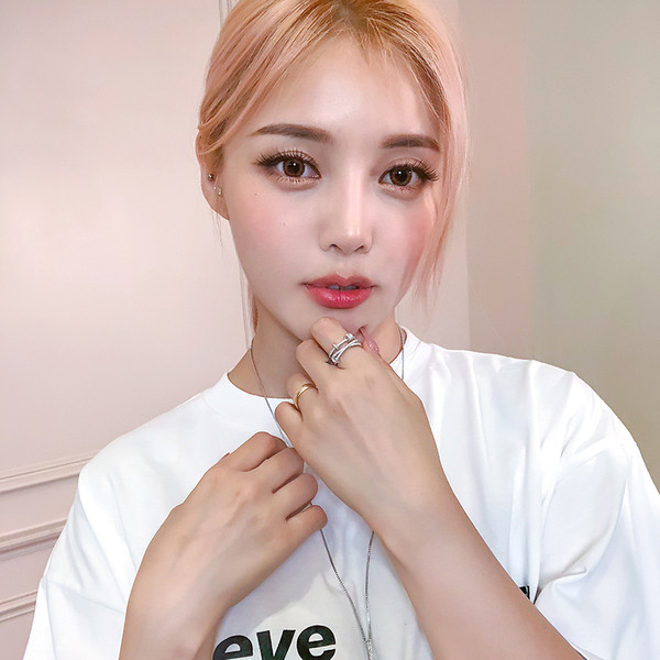 Elegáns női gyűrű kövekkel ezüst színben