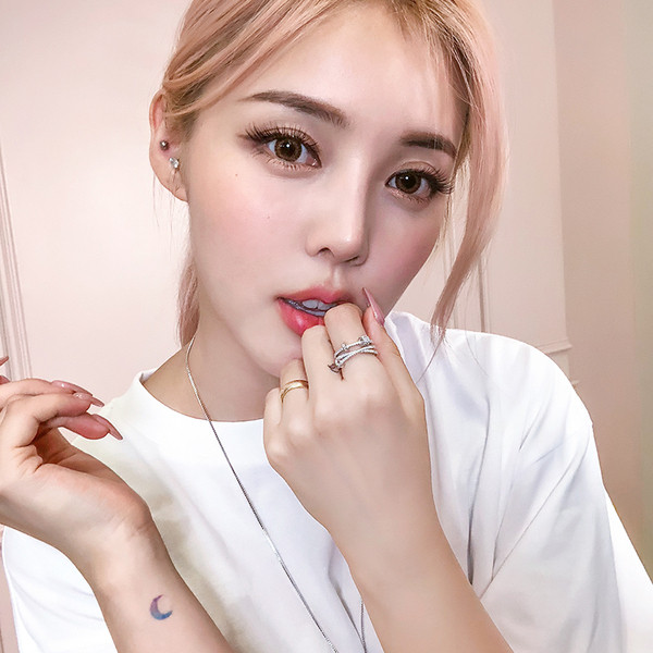 Elegáns női gyűrű kövekkel ezüst színben