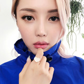 Állítható női gyűrű arany színben kövekkel