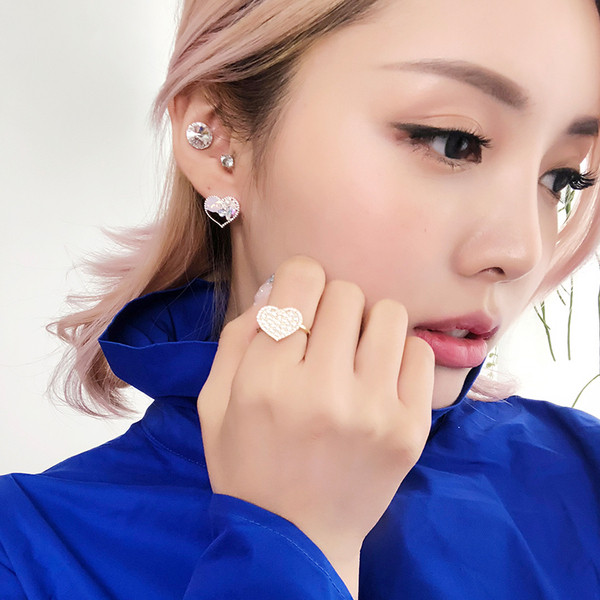 Állítható női gyűrű arany színben kövekkel