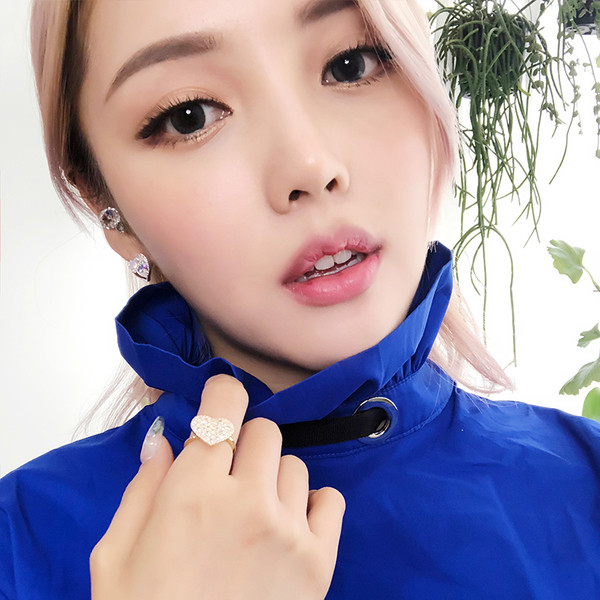 Állítható női gyűrű arany színben kövekkel