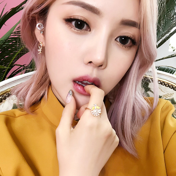 Μοντέρνο γυναικείο δαχτυλίδι  σε σχήμα λουλουδιού