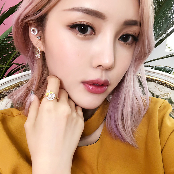 Μοντέρνο γυναικείο δαχτυλίδι  σε σχήμα λουλουδιού