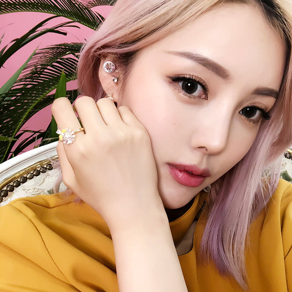 Μοντέρνο γυναικείο δαχτυλίδι  σε σχήμα λουλουδιού