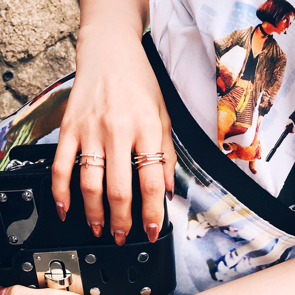 Inel modern pentru femei de culoare aurie cu pietre