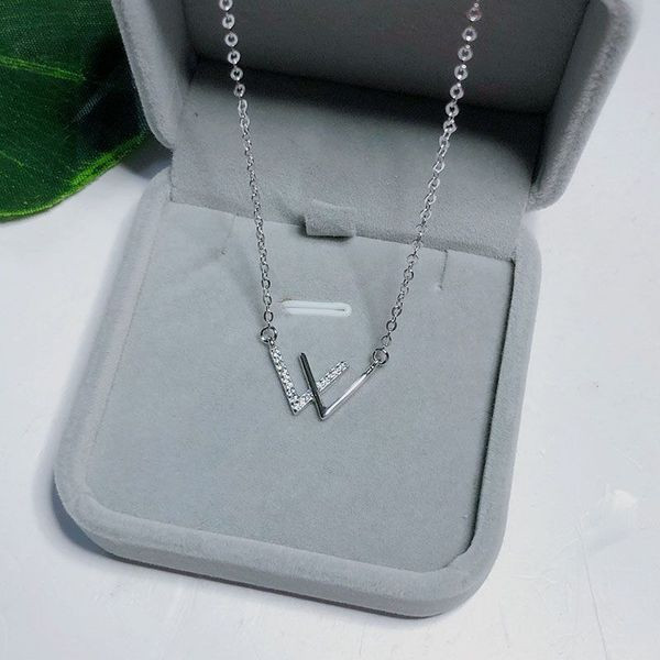 Μοντέρνο γυναικείο κολιέ  σε ασημί χρώμα