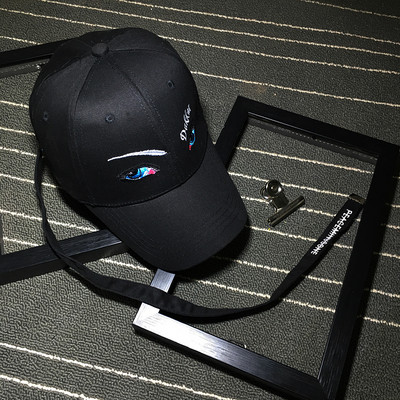 Modern női sapka fekete-fehér rátéttel