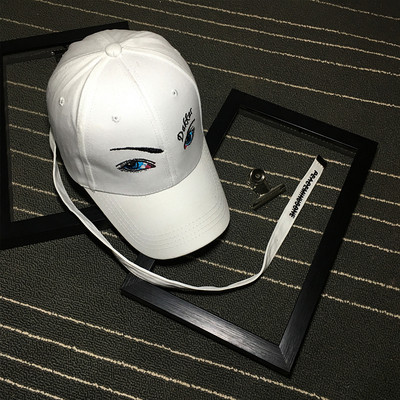 Modern női sapka fekete-fehér rátéttel