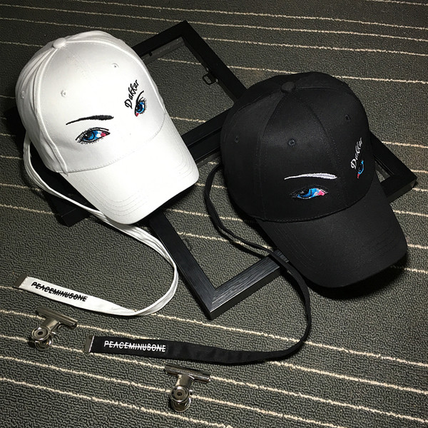 Modern női sapka fekete-fehér rátéttel