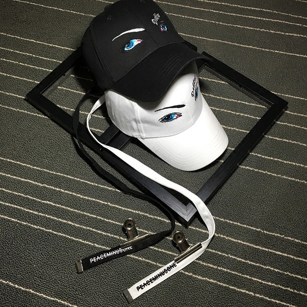 Modern női sapka fekete-fehér rátéttel