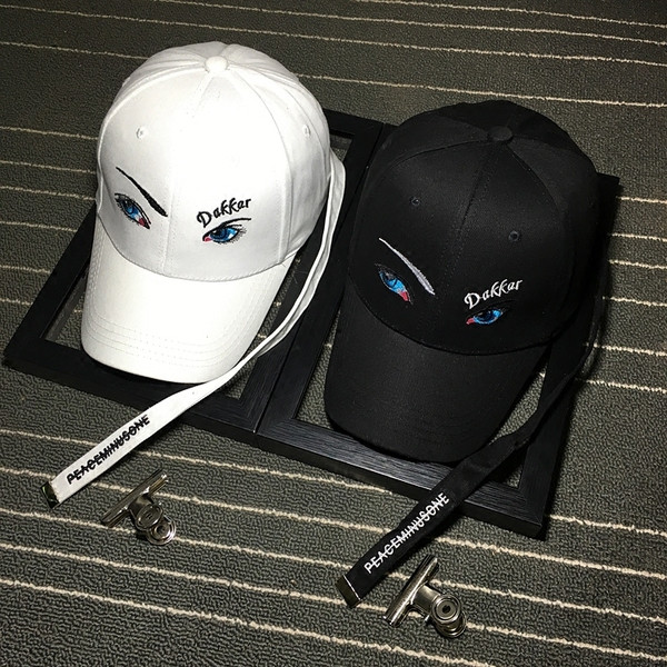 Modern női sapka fekete-fehér rátéttel