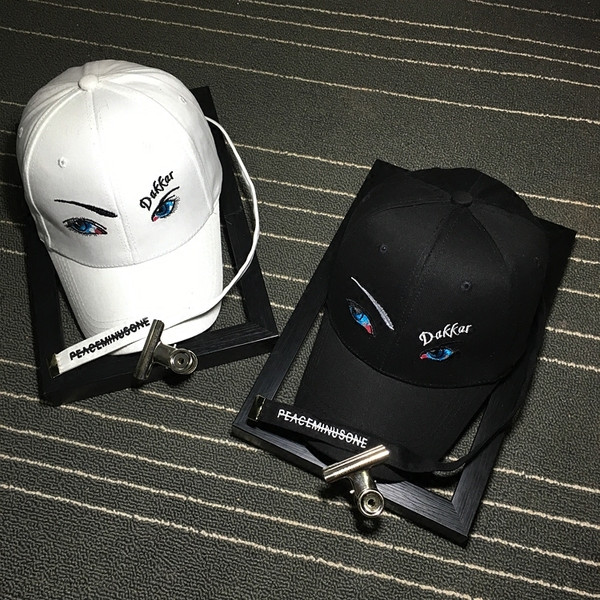 Modern női sapka fekete-fehér rátéttel