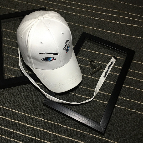 Modern női sapka fekete-fehér rátéttel