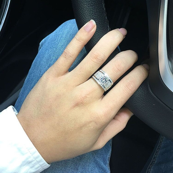 Κομψό γυναικείο δαχτυλίδι  σε ασήμι  χρώμα με πέτρες