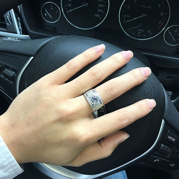 Κομψό γυναικείο δαχτυλίδι  σε ασήμι  χρώμα με πέτρες