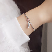 Κομψό γυναικείο βραχιόλι σε ασημί χρώμα και μενταγιόν