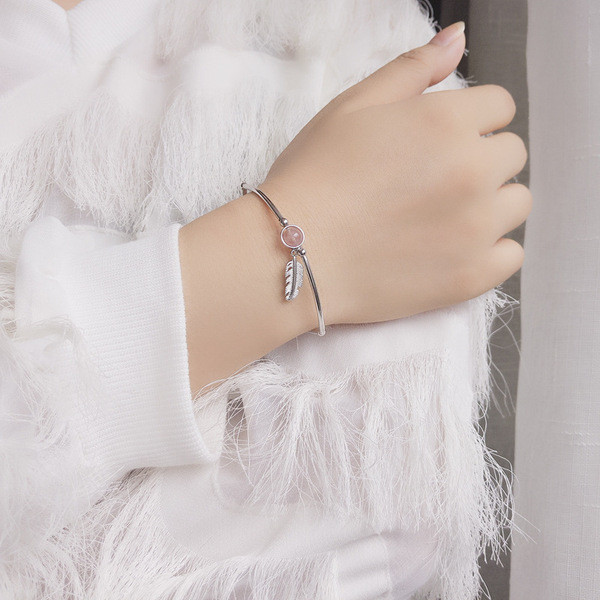 Κομψό γυναικείο βραχιόλι σε ασημί χρώμα και μενταγιόν