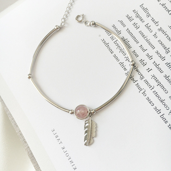 Κομψό γυναικείο βραχιόλι σε ασημί χρώμα και μενταγιόν