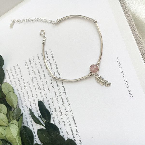 Κομψό γυναικείο βραχιόλι σε ασημί χρώμα και μενταγιόν