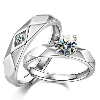 Стилни пръстени за двойки е сребрист цвят с камък