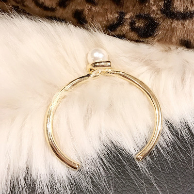 Дамска стилна гривна в златист цвят и декорация перла