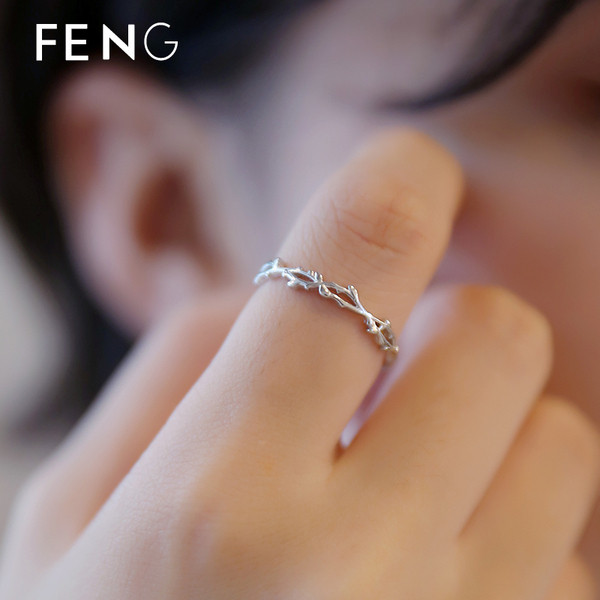 Μοντέρνο γυναικείο δαχτυλίδι σε ασημί χρώμα