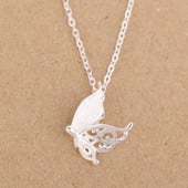 Stílusos női nyaklánc ezüst színben, fém elemmel