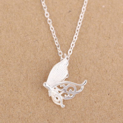 Stílusos női nyaklánc ezüst színben, fém elemmel