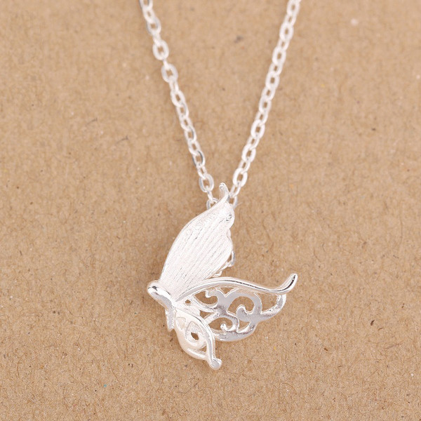 Stílusos női nyaklánc ezüst színben, fém elemmel