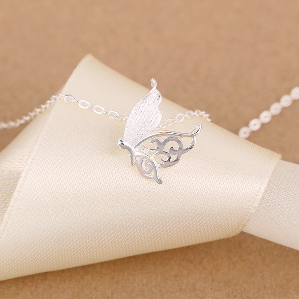 Stílusos női nyaklánc ezüst színben, fém elemmel