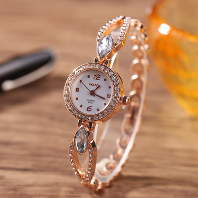 Стилен дамски часовник с метална верижка и камъни в златист и сребрист цвят 