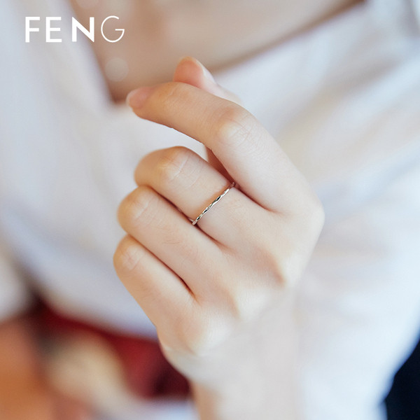 Λεπτό ρυθμιζόμενο δακτύλιδι για γυναίκες σε ασημί χρώμα