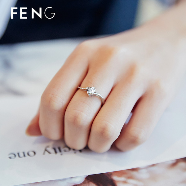 Κομψό  γυναικείο δαχτυλίδι με  πέτρα σε ασημί χρώμα