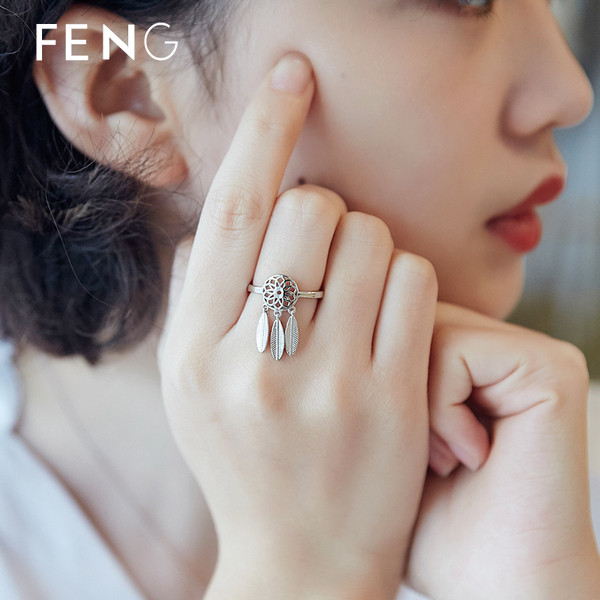 Modern női gyűrű medállal ezüst színben