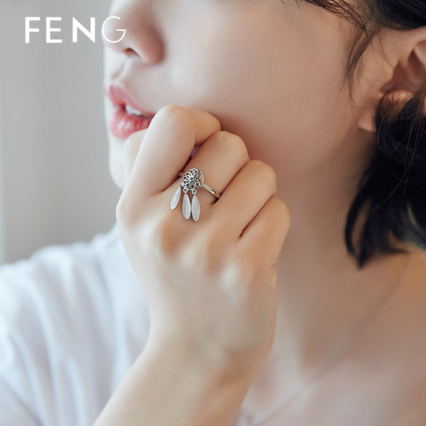 Modern női gyűrű medállal ezüst színben