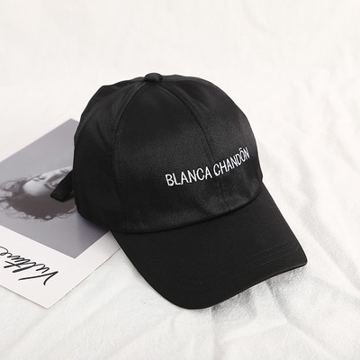 Καθημερινό γυναικείο καπέλο με γείσο και επιγραφή σε δύο μοντέλα