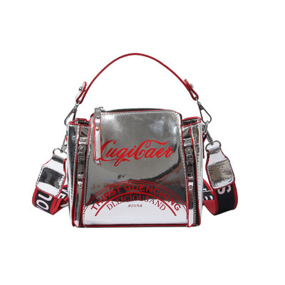 Κομψή γυναικεία τσάντα με μακριά χειρολαβή και επιγραφές δύο χρωμάτων