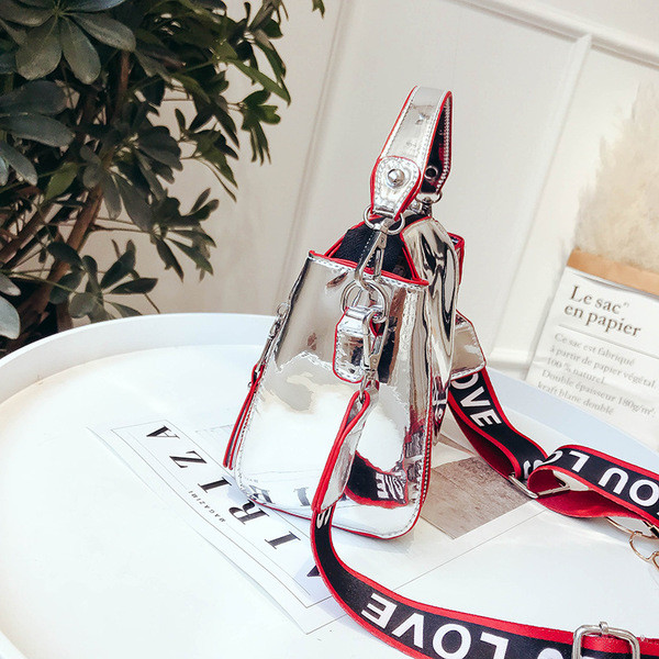 Κομψή γυναικεία τσάντα με μακριά χειρολαβή και επιγραφές δύο χρωμάτων