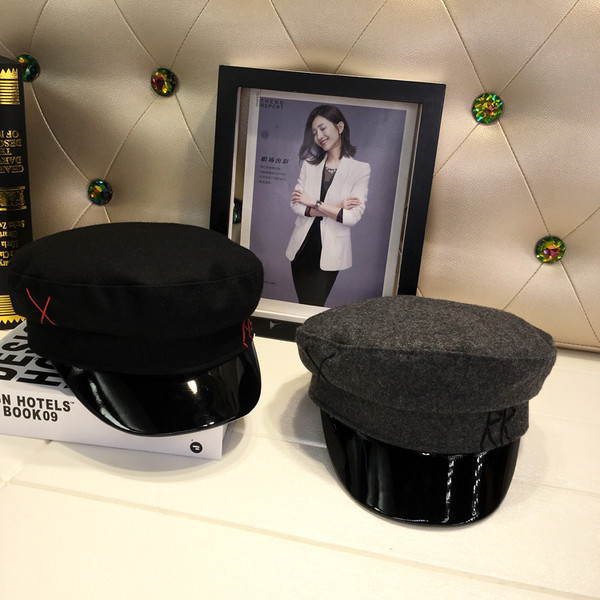 Modern női sapka több színben hímzéssel