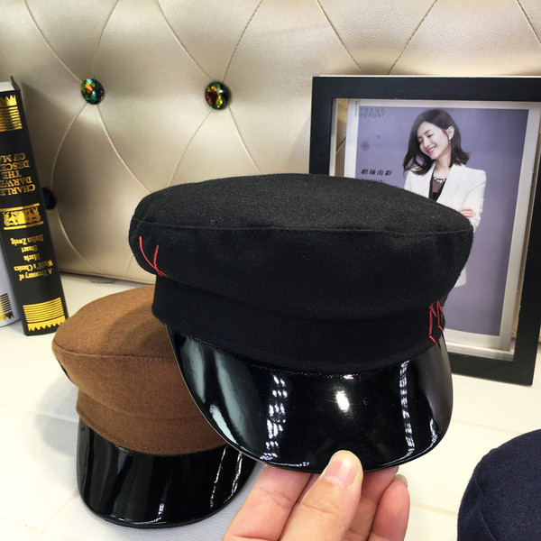 Modern női sapka több színben hímzéssel