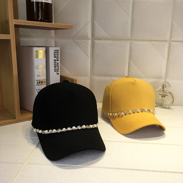 Modern női sapka gyöngyökkel és kövekkel több színben