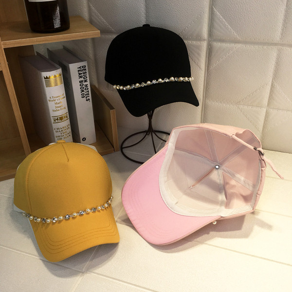 Modern női sapka gyöngyökkel és kövekkel több színben