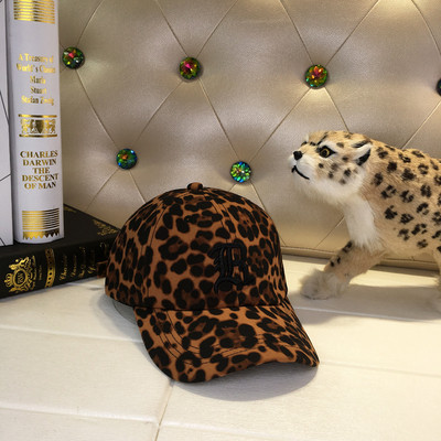 Aktuális női sapka leopárd mintával és hímzéssel két színben